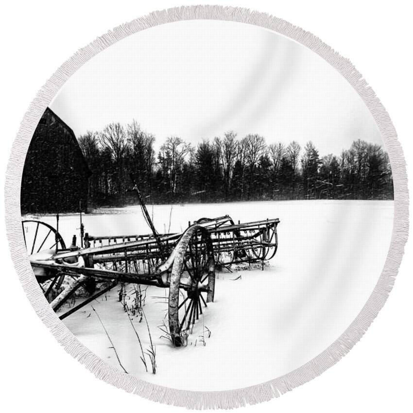 Landscape Round Beach Towel featuring the photograph In the Snow by Robert Och