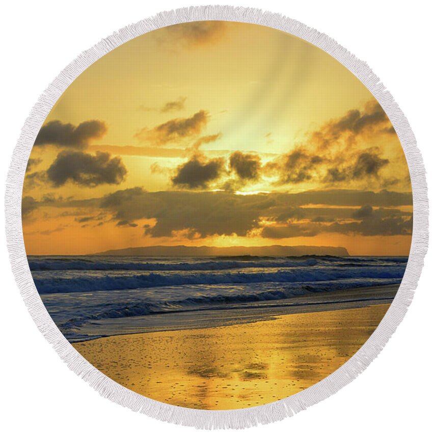 Kauai Round Beach Towel featuring the photograph Kauai Sunset With Niihau on the Horizon by Catherine Sherman