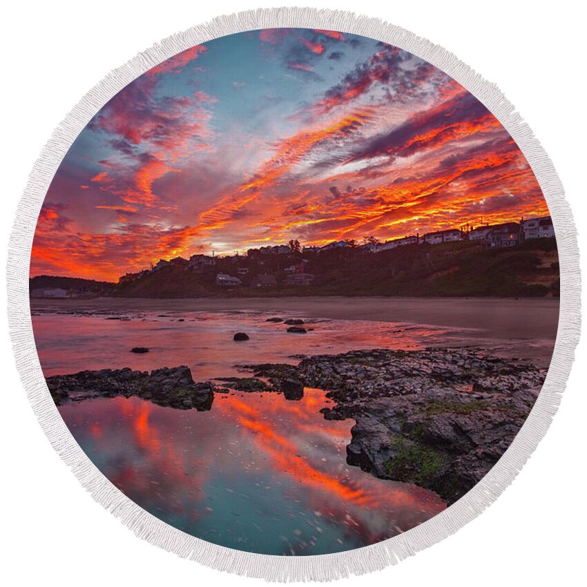 Sunrise Round Beach Towel featuring the photograph Lincoln City Sunrise by Darren White