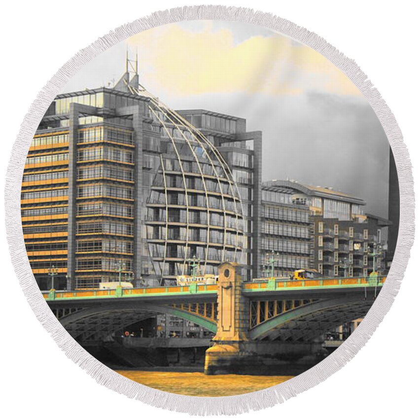 London Round Beach Towel featuring the photograph London by Therese Alcorn