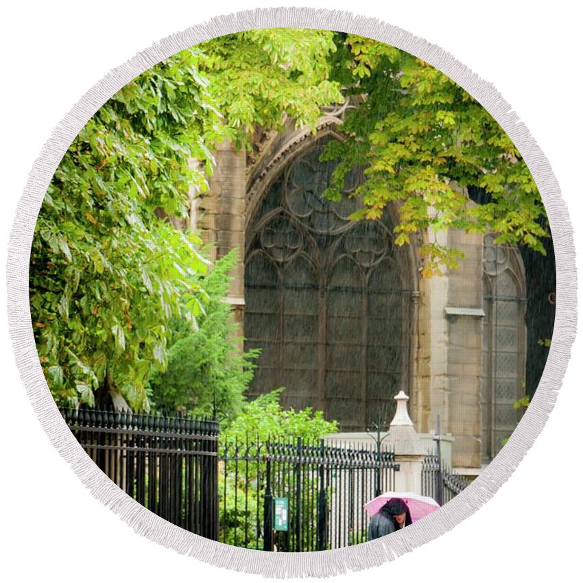 Notre Dame Round Beach Towel featuring the photograph Love in the Rain at Notre Dame by Roberta Kayne