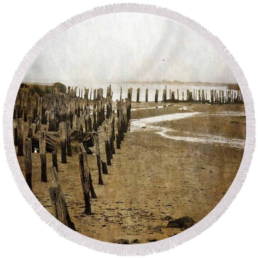 Low Tide Round Beach Towel featuring the photograph Low Tide Oregon Coast 2.0 by Michelle Calkins