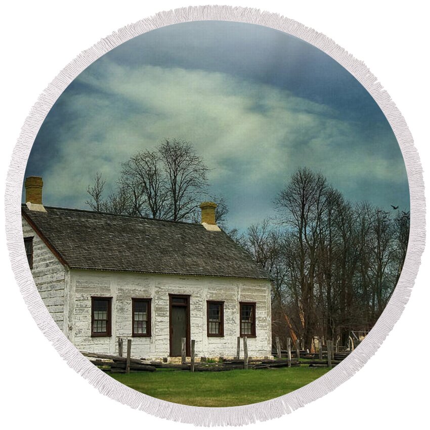 Building Round Beach Towel featuring the photograph Fraser House In Lower Fort Garry by Teresa Zieba