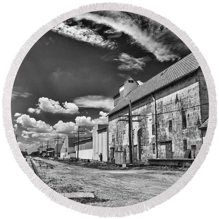 Railroad Round Beach Towel featuring the photograph Medina Railyard 7323 by Guy Whiteley