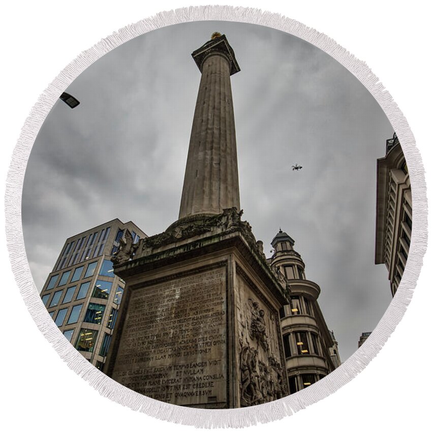 Monument Round Beach Towel featuring the photograph Monument to the Great Fire of London by Ross Henton
