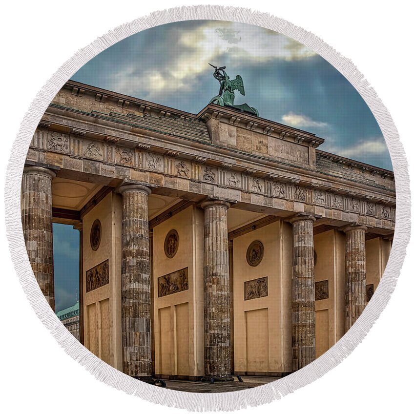 Endre Round Beach Towel featuring the photograph Morning At The Brandenburg Gate by Endre Balogh