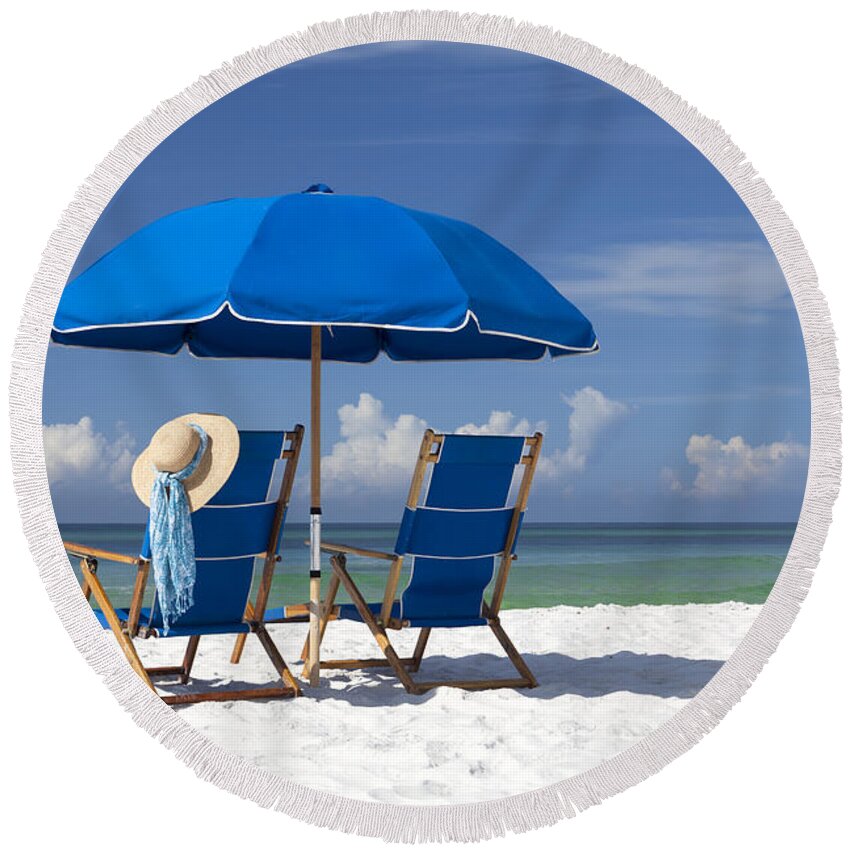 Destin Round Beach Towel featuring the photograph No Worries by Janet Fikar