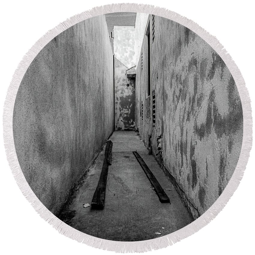 Alley Round Beach Towel featuring the photograph NOHO Alleyway by YoPedro