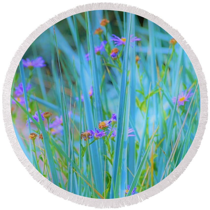 Grass Round Beach Towel featuring the photograph Oh Yes by Merle Grenz