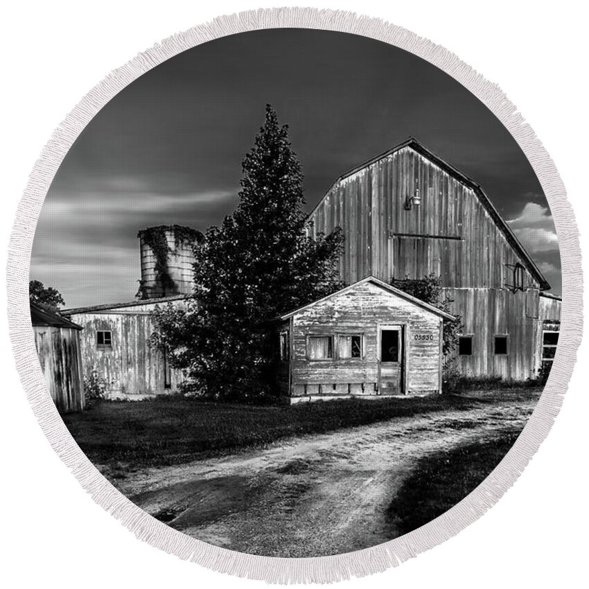 Barn Round Beach Towel featuring the photograph Ohio Barn At Sunrise by Michael Arend