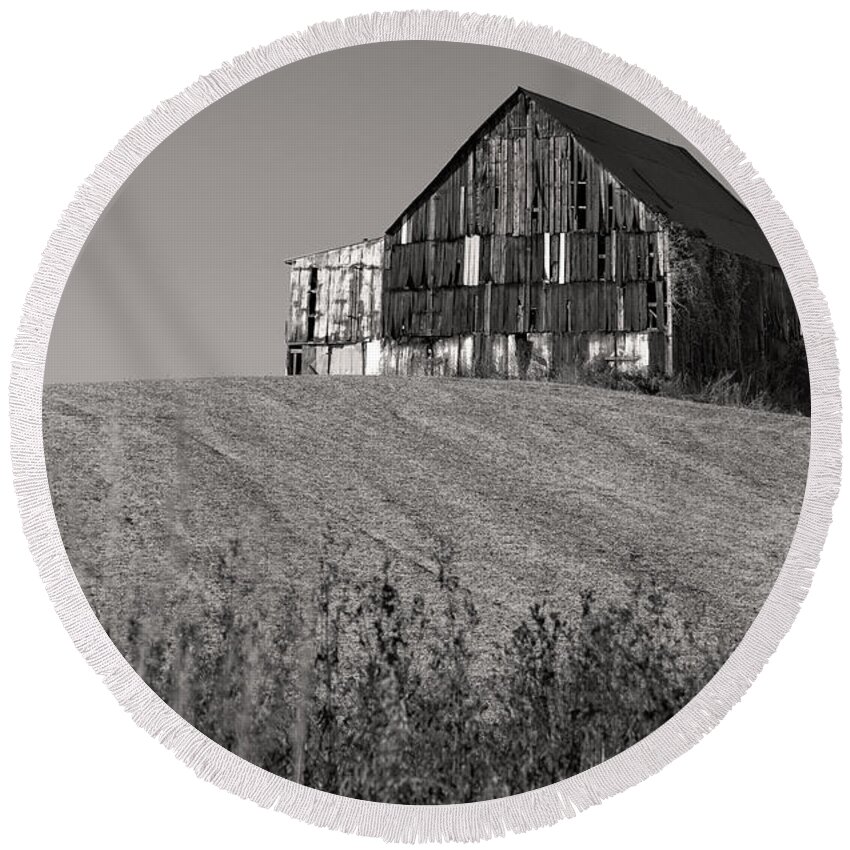 Black & White Barn Round Beach Towel featuring the photograph Old Tobacco Barn by Don Spenner