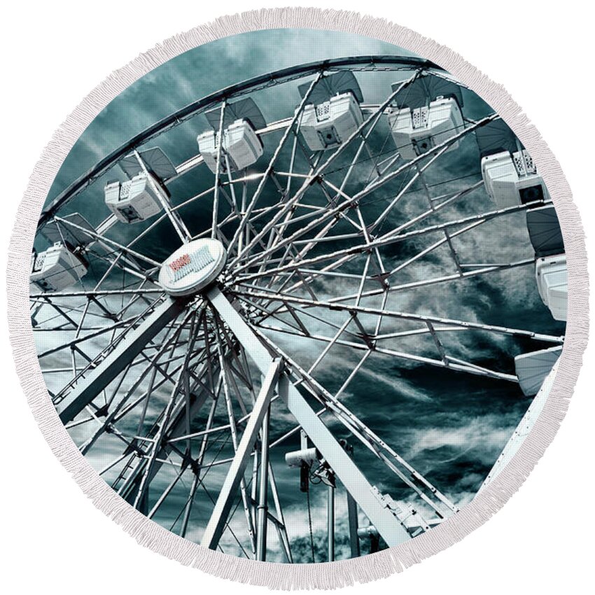 Ferris Wheel Round Beach Towel featuring the photograph On Top of the World by Luke Moore