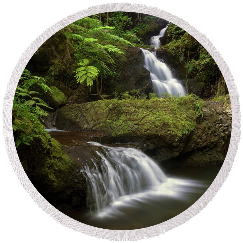 Big Island Round Beach Towel featuring the photograph Onomea Falls by Christopher Johnson
