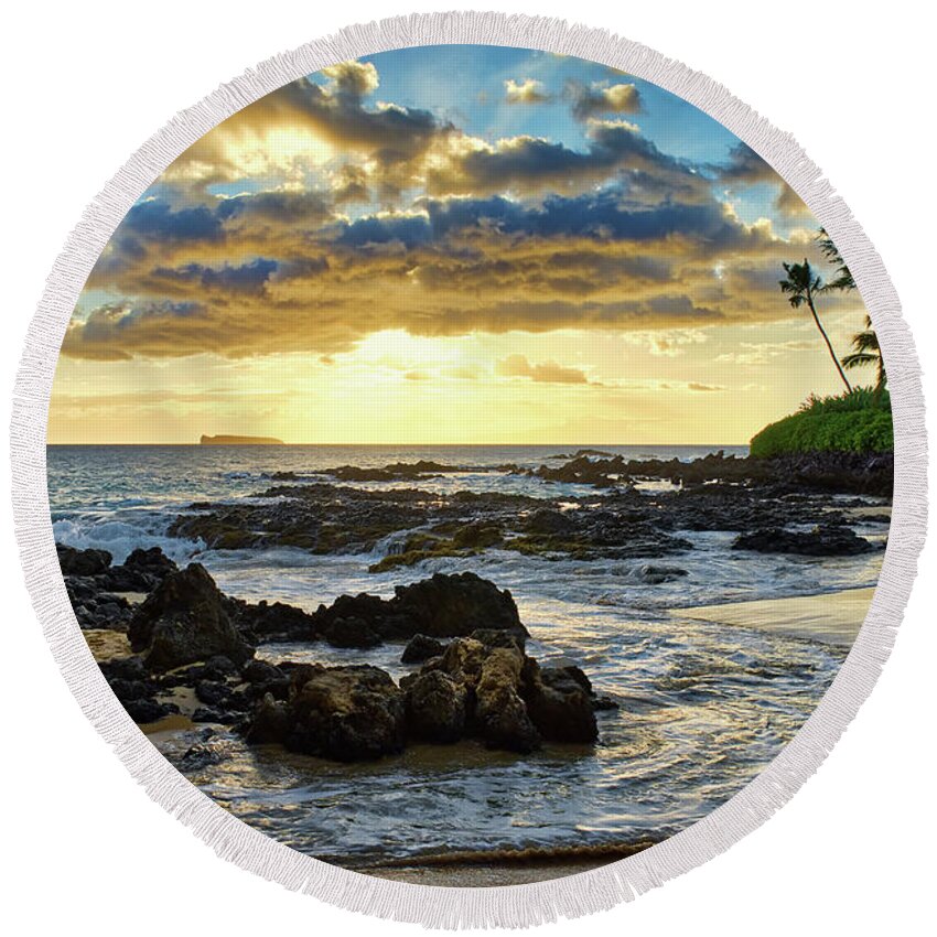 Pa'ako Round Beach Towel featuring the photograph Pa'ako Cove by Eddie Yerkish