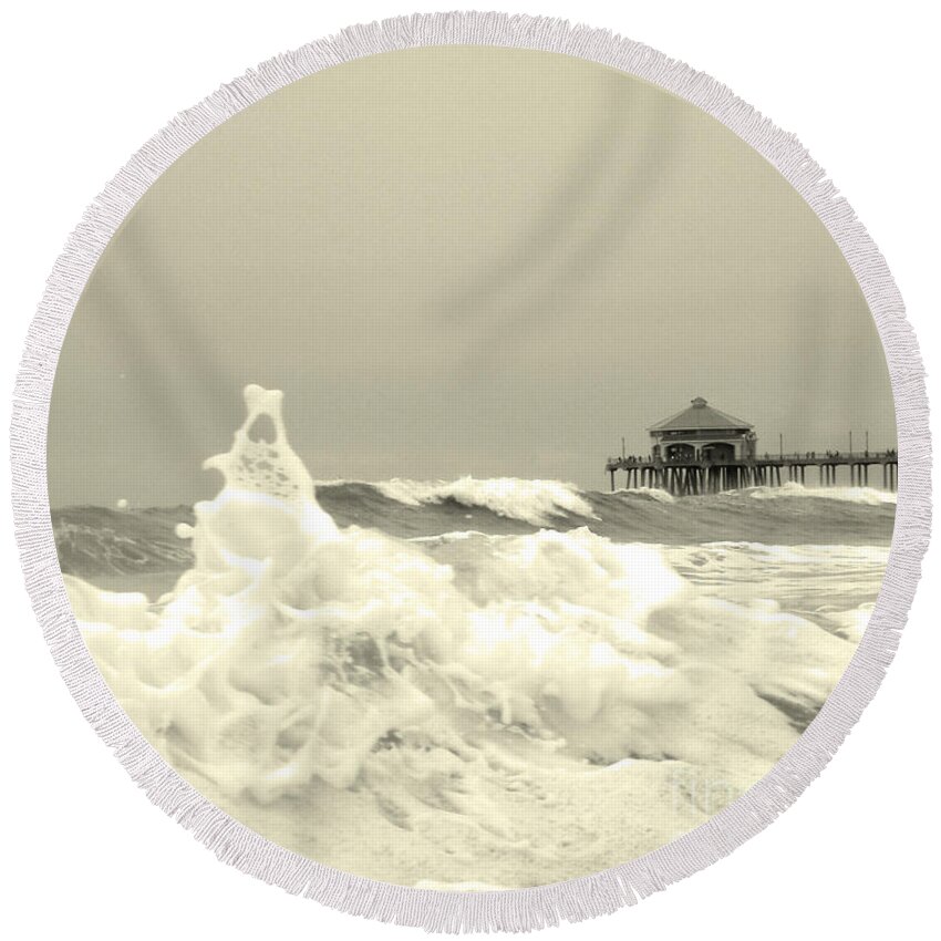 Pacific Round Beach Towel featuring the photograph Pacific Love by Suzette Kallen