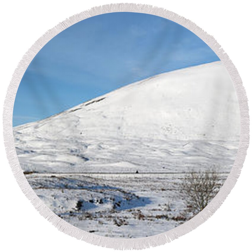 Pass Of Drumochter Round Beach Towel featuring the photograph Pass of Drumochter by Grant Glendinning
