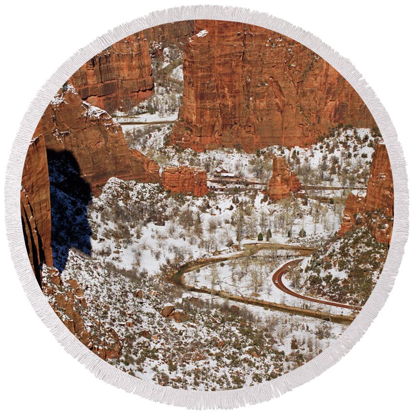 Zion Round Beach Towel featuring the photograph Peering Into The Valley by Daniel Woodrum