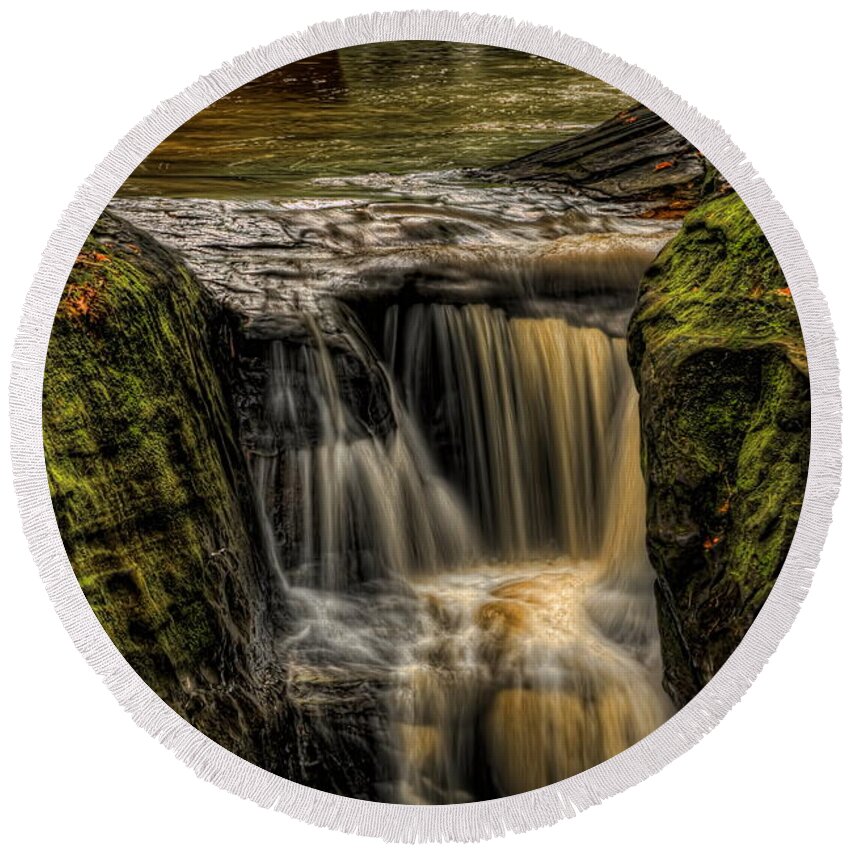 Pewits Nest Round Beach Towel featuring the photograph Pewits Nest Middle Waterfall by Dale Kauzlaric