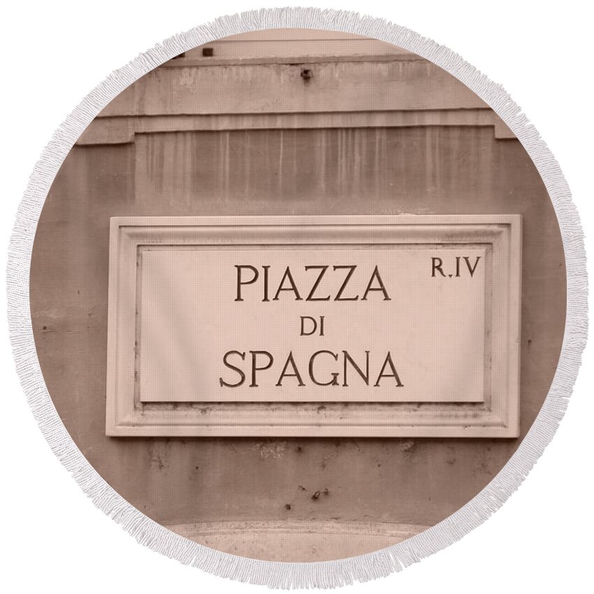 Piazza Di Spagna Round Beach Towel featuring the photograph Piazza di Spagna by Tiziana Maniezzo