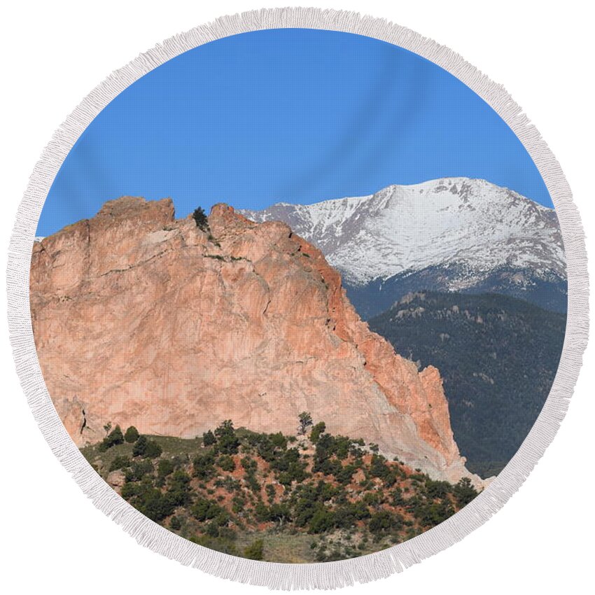 Garden Of The Gods Round Beach Towel featuring the photograph Pikes Peak - Garden of the Gods COS by Margarethe Binkley
