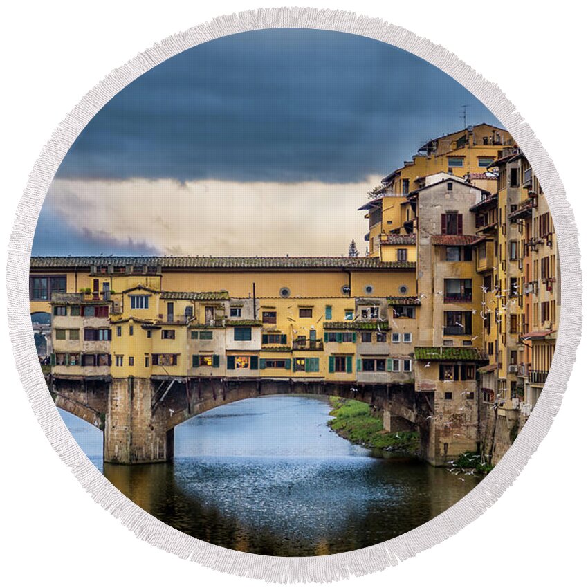 Arno Round Beach Towel featuring the photograph Ponte Vecchio e Gabbiani by Sonny Marcyan