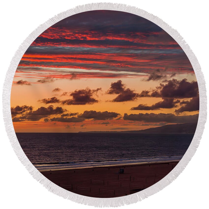 Malibu Sunset Round Beach Towel featuring the photograph Ribbons Of Red by Gene Parks