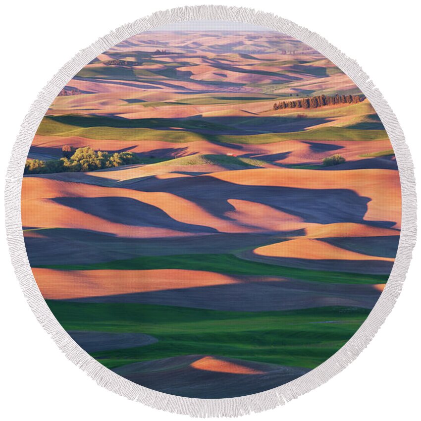 Palouse Round Beach Towel featuring the photograph Rolling Hills in Palouse W278 by Yoshiki Nakamura