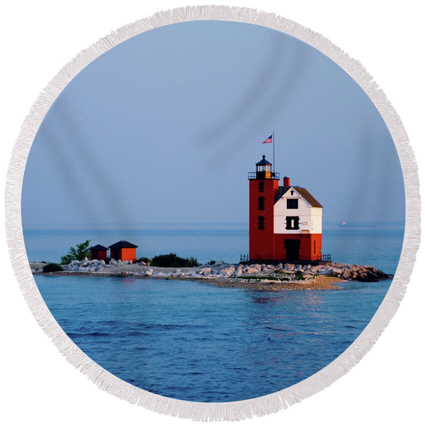 Round Island Round Beach Towel featuring the photograph Round Island Lighthouse by Rich S