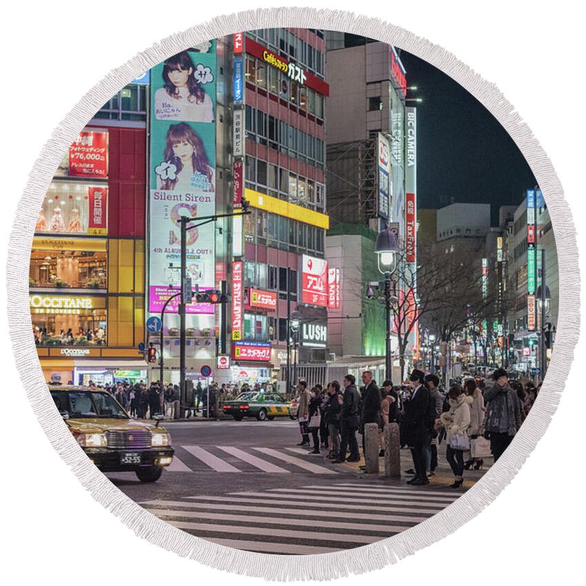 Shibuya Round Beach Towel featuring the photograph Shibuya Crossing, Tokyo Japan by Perry Rodriguez