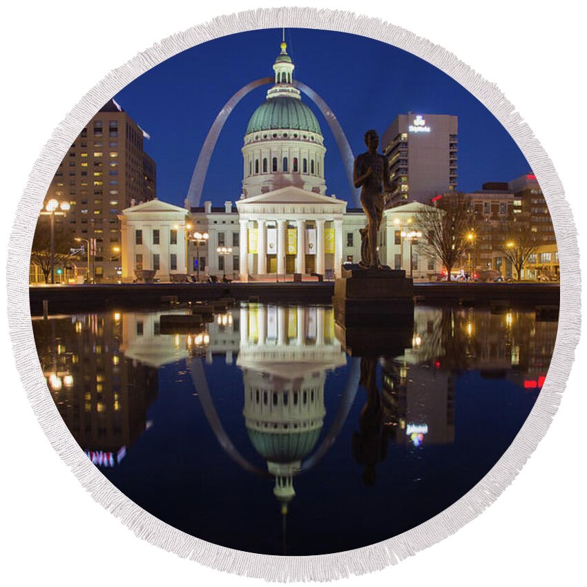 Missouri Round Beach Towel featuring the photograph St Louis at night by Agnes Caruso