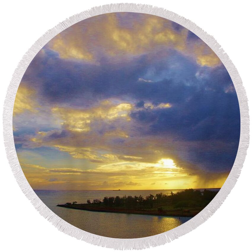 Hilo Round Beach Towel featuring the photograph Sun on Hilo by Phyllis Spoor