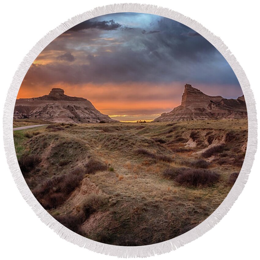 Scotts Bluff Round Beach Towel featuring the photograph Sunset at Scotts Bluff by Susan Rissi Tregoning