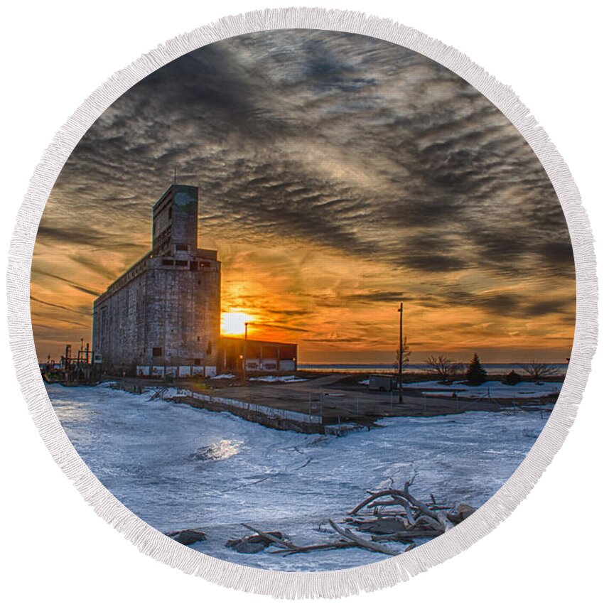 Buffalo Round Beach Towel featuring the photograph Sunset Over Frozen Lake Erie by Guy Whiteley