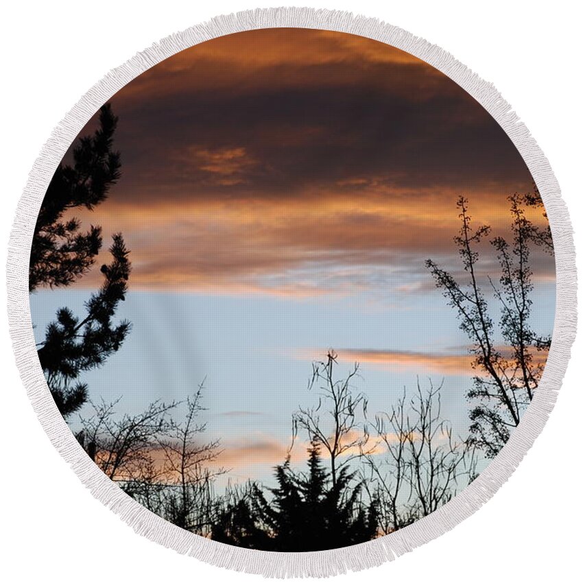 Sunset Round Beach Towel featuring the photograph Sunset Thru The Trees by Rob Hans