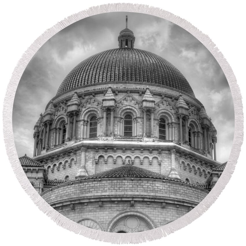Cathedral Basilica Round Beach Towel featuring the photograph The Cathedral Basilica of St. Louis by Jane Linders