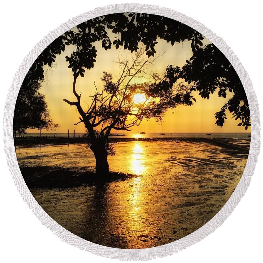 Sunrise Round Beach Towel featuring the photograph The Dawn of a New Day by Doris Aguirre