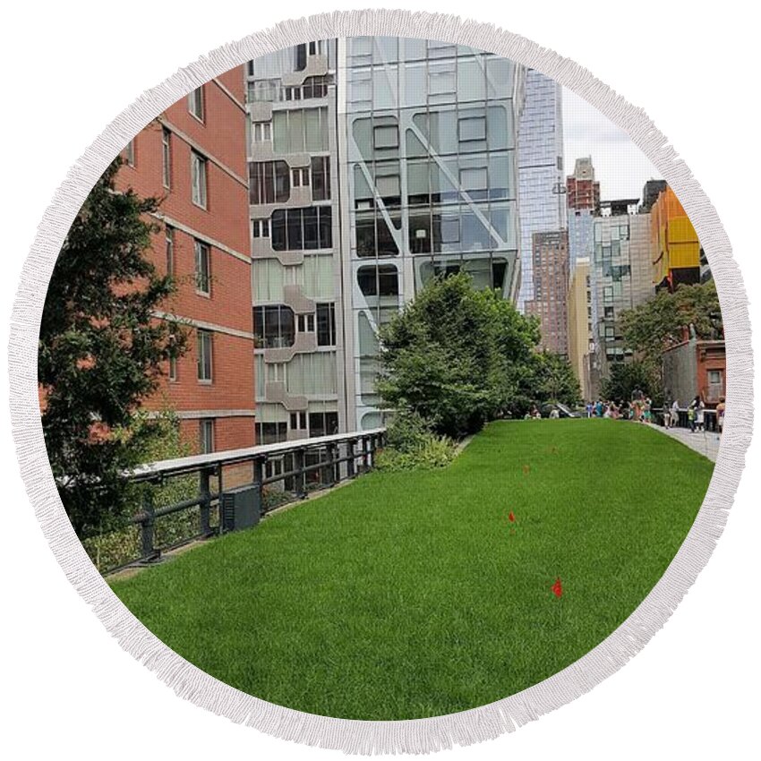 The High Line Round Beach Towel featuring the photograph The High Line 127 by Rob Hans