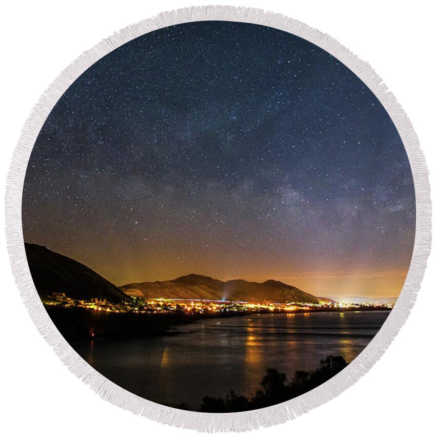 Pismo Beach Round Beach Towel featuring the photograph The Milky Way Over Pismo by Mimi Ditchie