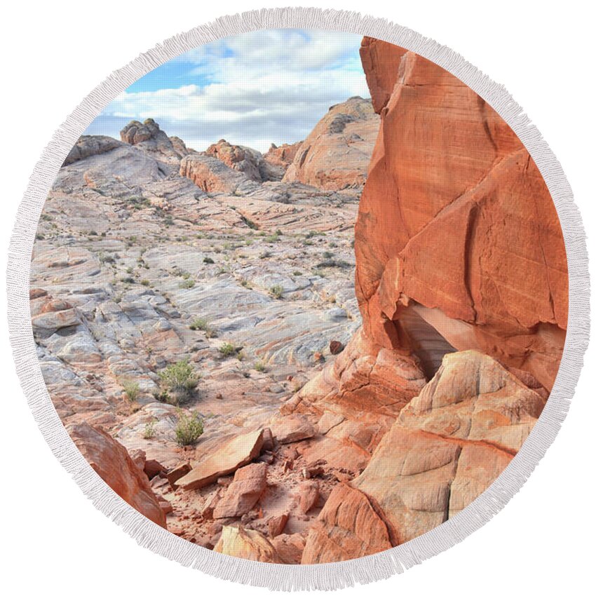 Valley Of Fire State Park Round Beach Towel featuring the photograph The Wall at Valley of Fire by Ray Mathis