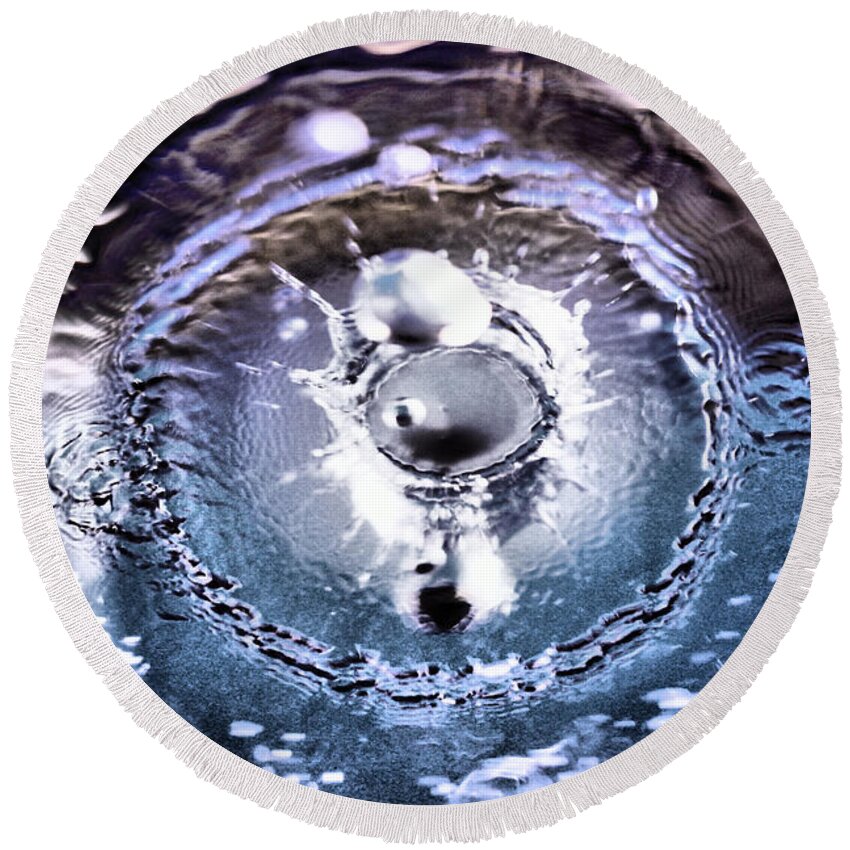 Water Round Beach Towel featuring the photograph The way a droplet comes apart by Jeff Swan