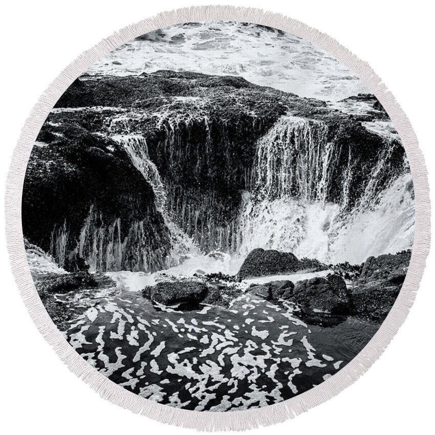 Thor's Well Round Beach Towel featuring the photograph Thor's Well, No. 3 bw by Belinda Greb