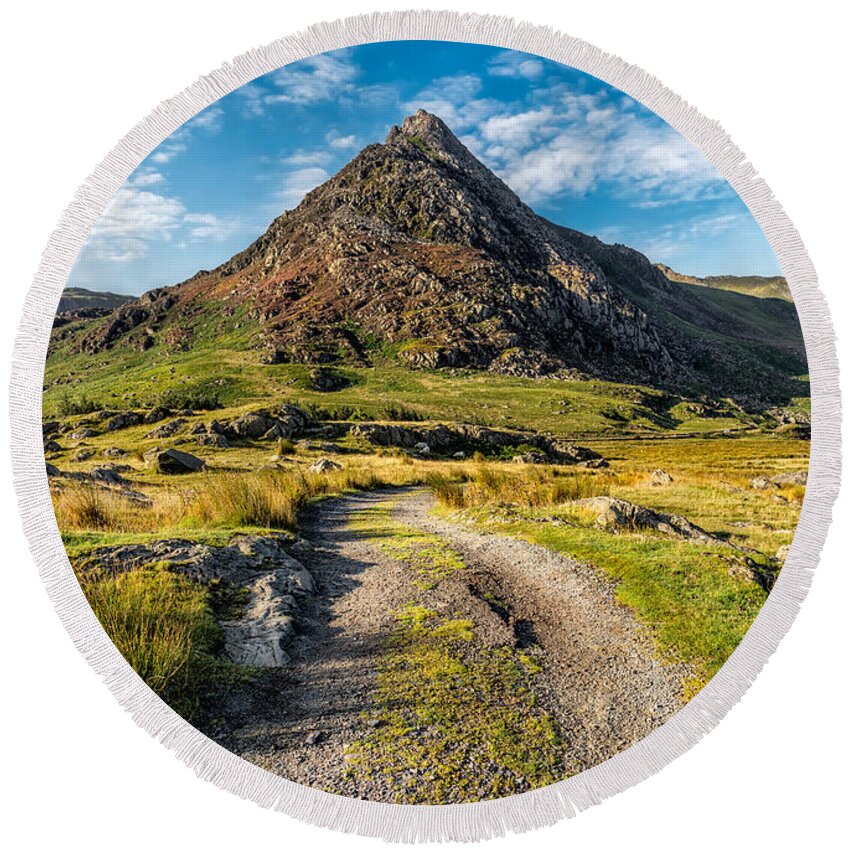 Tryfan Round Beach Towel featuring the photograph Tryfan Mountain Track by Adrian Evans