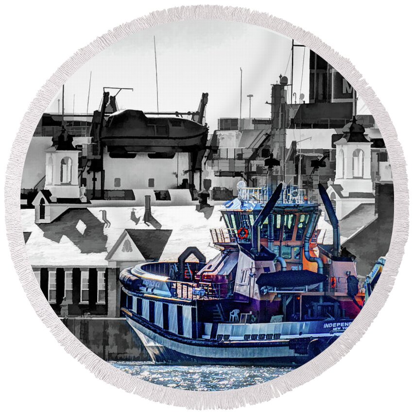 Boat Round Beach Towel featuring the photograph Tugboat Independence by David Thompsen