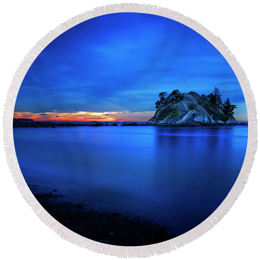 Ocean Round Beach Towel featuring the photograph Whytecliff Sunset by John Poon