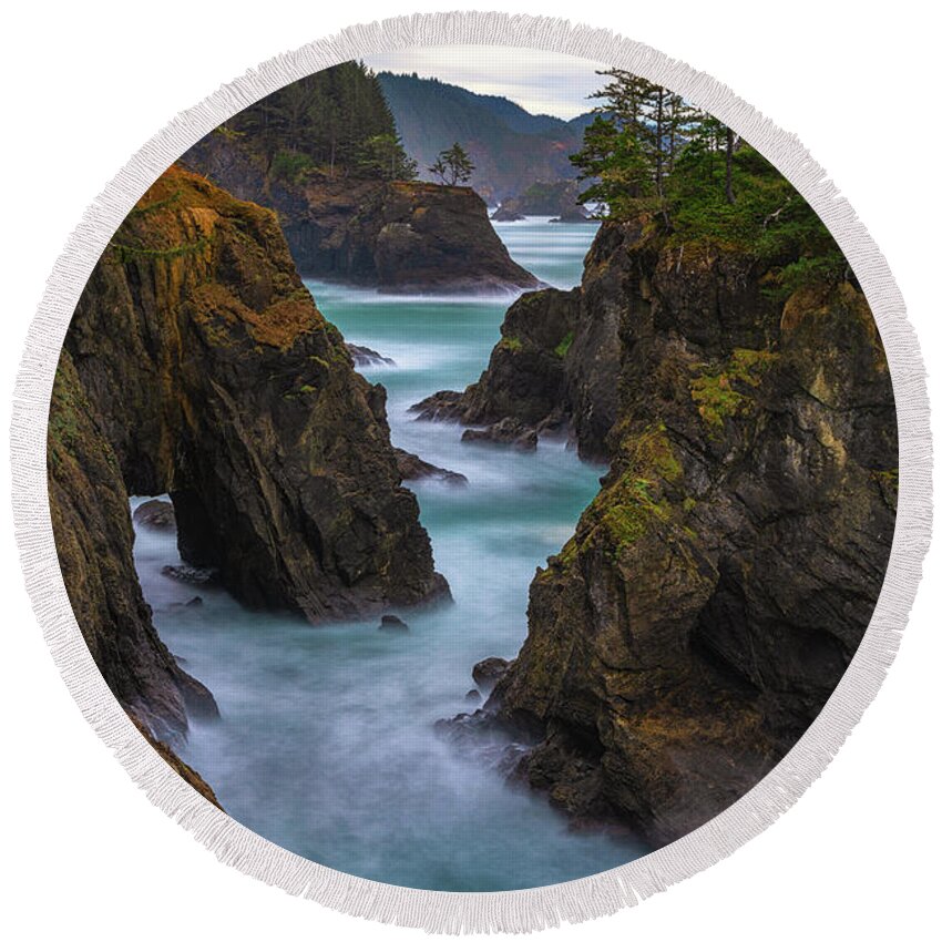 Oregon Round Beach Towel featuring the photograph Cliffside Views by Darren White