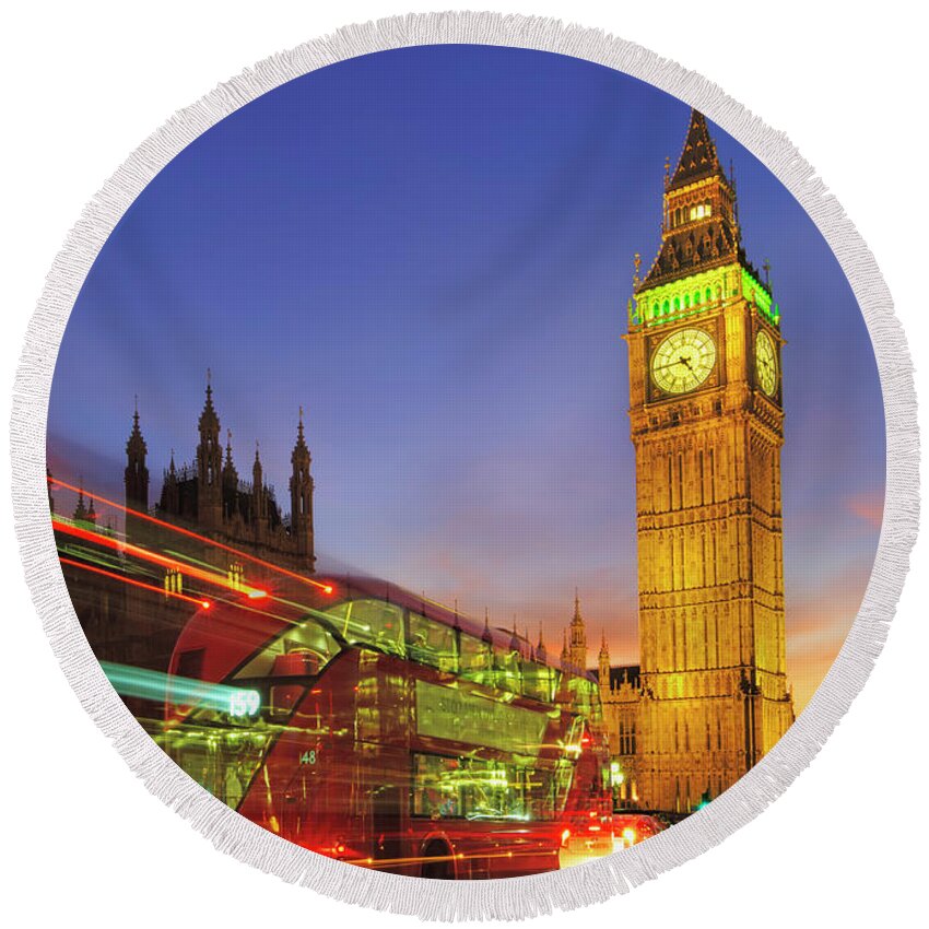 London Round Beach Towel featuring the photograph Ghosting In by Ralf Rohner