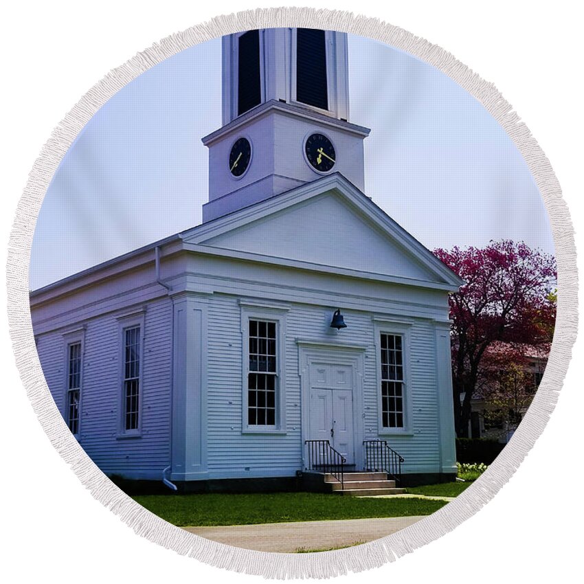 Mystic Seaport Round Beach Towel featuring the photograph Greenmanville Church by Elizabeth M