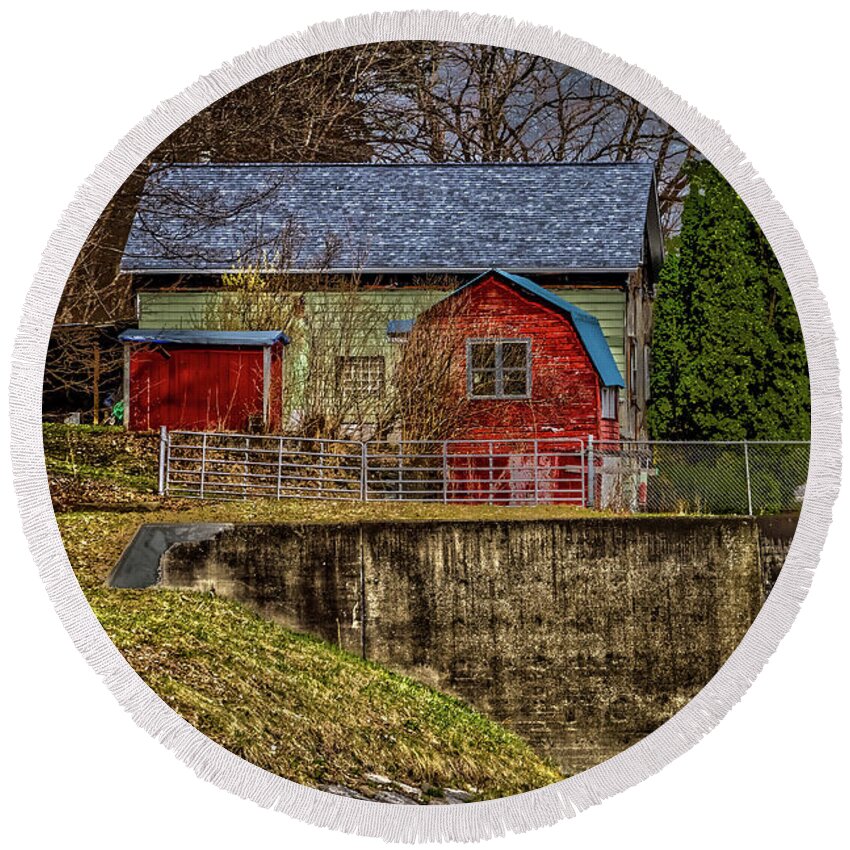 Architecture Round Beach Towel featuring the photograph Living on the Edge by William Norton