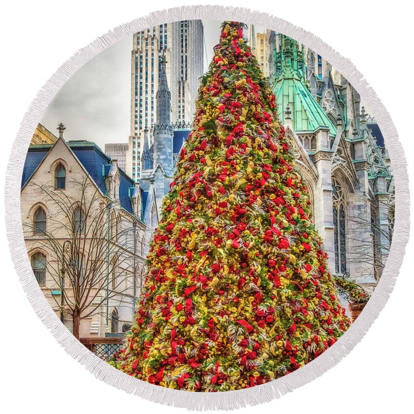 Christmas Round Beach Towel featuring the photograph Lotte New York Palace by Susan Candelario