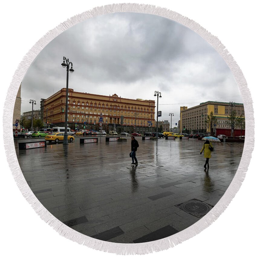 Moscow Round Beach Towel featuring the photograph Lubyanka Square by Steven Richman